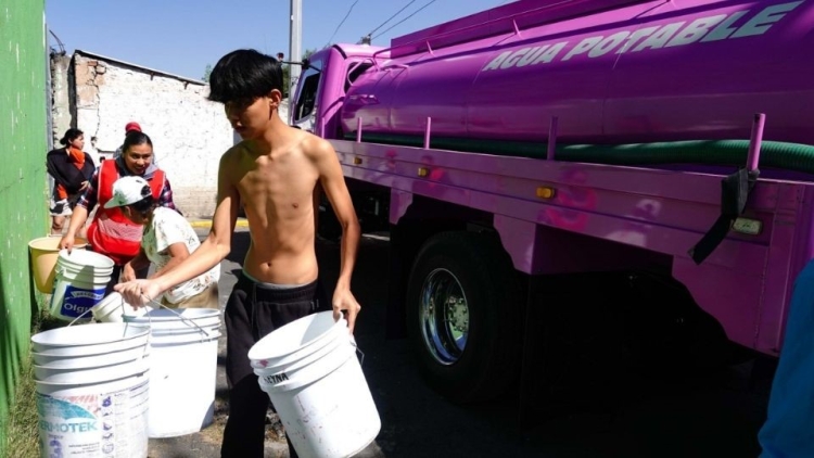 Huachicoleros de agua la venden por internet y ocasionan su escasez en el Estado de México