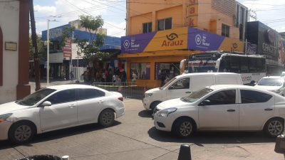 &iexcl;Festejo ca&oacute;tico! Enloquecen automovilistas y peatones por cambio de paradas de camiones y cierre de calles en el Centro