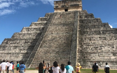 Mujer sube a pir&aacute;mide de Chich&eacute;n Itz&aacute; para cumplir promesa a su esposo fallecido