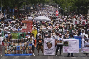 "Hasta encontrales", gritaron familiares de desaparecidos durante su andar al estadio Ciudad de M&eacute;xico