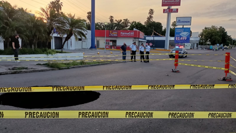 Socav&oacute;n en Jos&eacute; Lim&oacute;n y Rep&uacute;blica de Brasil provoca cierre temporal de vialidad