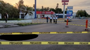 Socav&oacute;n en Jos&eacute; Lim&oacute;n y Rep&uacute;blica de Brasil provoca cierre temporal de vialidad
