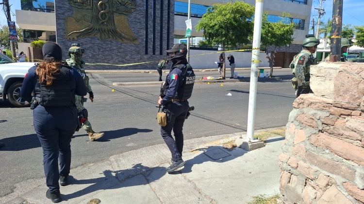 Atacan a balazos a limpia vidrios en Culiac&aacute;n a una cuadra de La Lomita, uno fallece