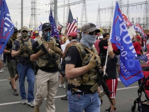 Seguidores de Trump vigilan recuento de votos portando armas