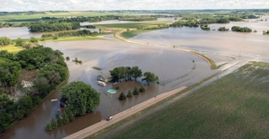 Puente se desploma en Iowa durante inundaciones y altas temperaturas en Estados Unidos