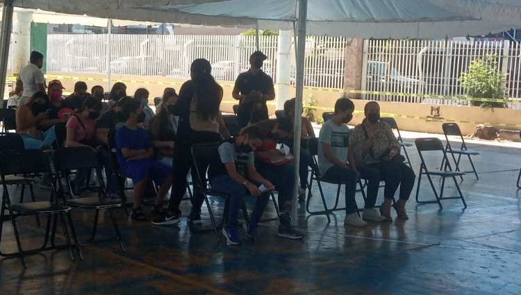 Con poca afluencia inici&oacute; la vacunaci&oacute;n de 12 a 17 a&ntilde;os de edad en dos sedes