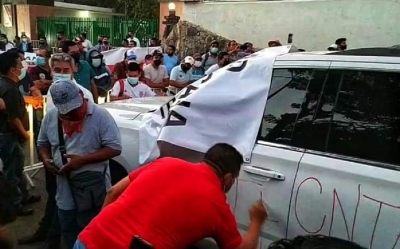 Maestros de la CNTE pintan veh&iacute;culo de AMLO durante bloqueo en Chiapas