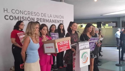 Entregan 23 mil firmas para solicitar nuevamente el desafuero de Cuauhtémoc Blanco