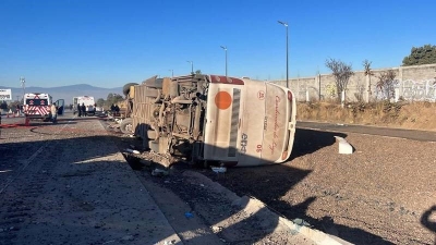 Cami&oacute;n con peregrinos se vuelca en autopista M&eacute;xico-Puebla; hay 3 muertos y m&aacute;s de 20 heridos