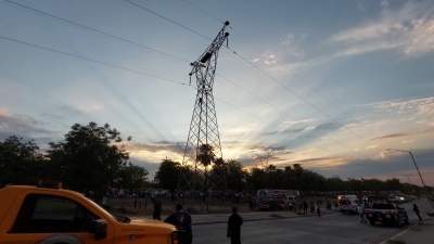 Una mujer sube a una de las torres de la CFE presuntamente para tirarse desde ah&iacute;