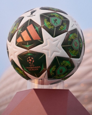 Presentan bal&oacute;n de la recta final de la Champions League