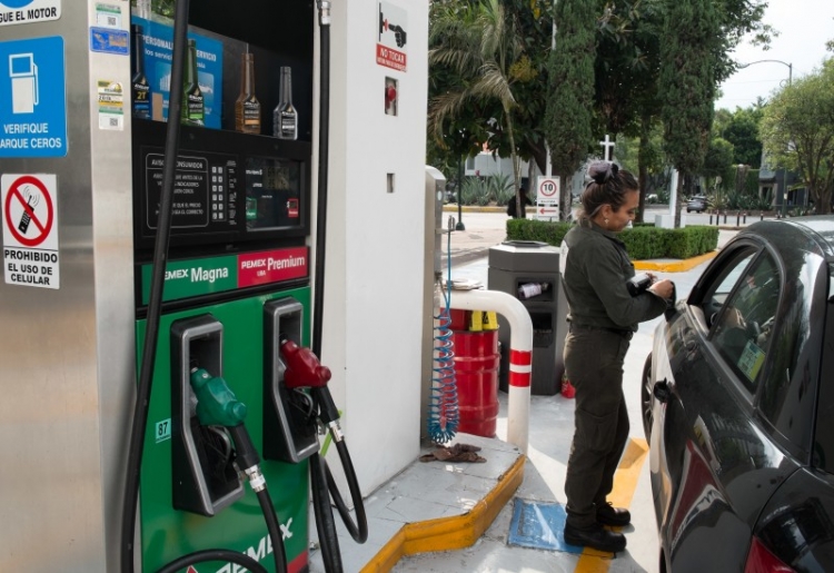 Litro de gasolina se vende en $13 pesos en 23 estados