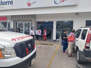Mujer de la tercera edad se confunde y pisa el acelerador en vez del freno y se estampa en el interior de una farmacia, en Culiacán