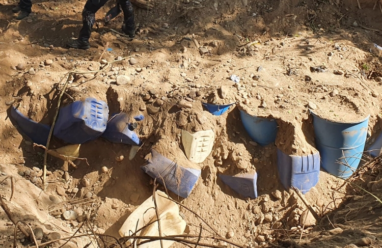 SEDENA y Policía Estatal aseguran tambos y bidones con sustancias químicas; estaban enterrados 