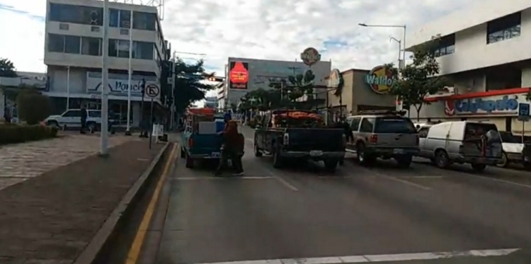 &iexcl;Explotan! Tiangueros bloquearon la Obreg&oacute;n, exigen trabajar