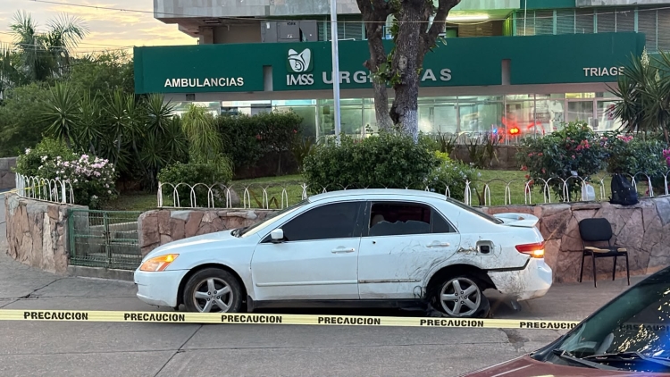Hombre es baleado y lo trasladan en un auto hacia el hospital en Culiac&aacute;n