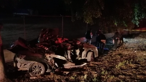 Muere conductor al estrellar el veh&iacute;culo contra un &aacute;rbol, en Bachimeto, Navolato