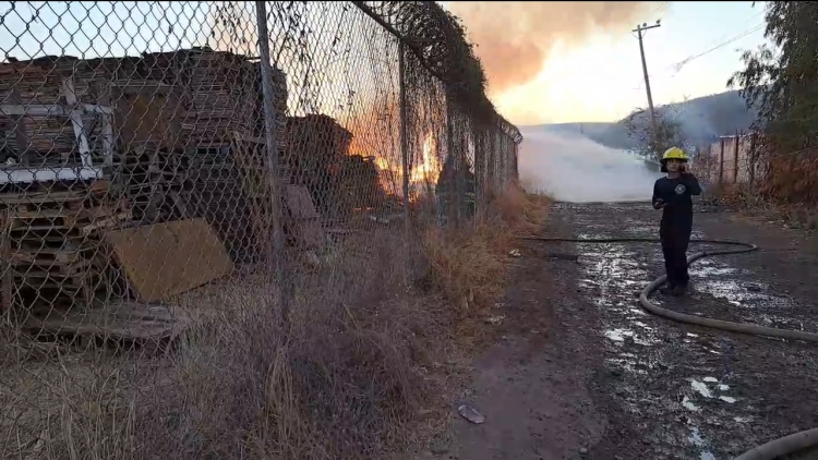 Evacuan a 300 personas por gigantesco incendio en Alturas del Sur, Culiac&aacute;n