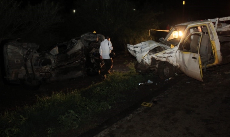 Un auto compacto choco con una camioneta de redilas en fatal accidente en Navolato