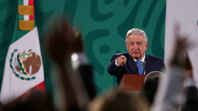 AMLO dice que tercera ola de covid-19 es menos da&ntilde;ina y descarta cierres