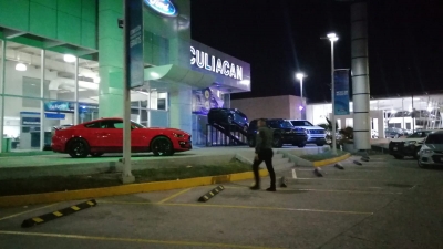 Gatilleros roban camioneta de agencia, en Culiac&aacute;n