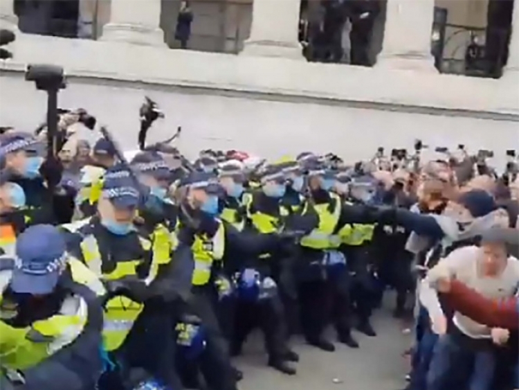 Se enfrentan policías y manifestantes anticonfinamiento en Londres