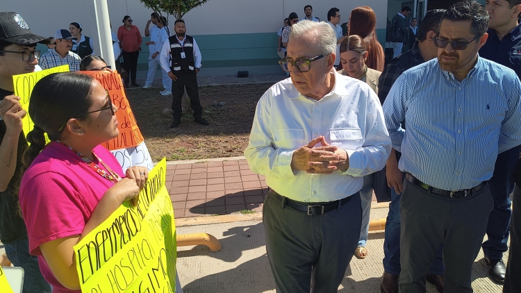Se manifiestan trabajadores del Hospital Pedi&aacute;trico ante el Gobernador en demanda por la basificaci&oacute;n