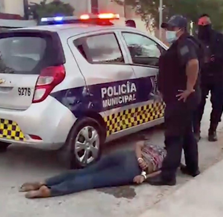 ¡Brutalidad policiaca! Detienen a mujer y muere en separos en Tulum