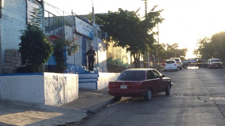 Un hombre resultó muerto y otro herido a balazos afuera de un centro de rehabilitación en Culiacán