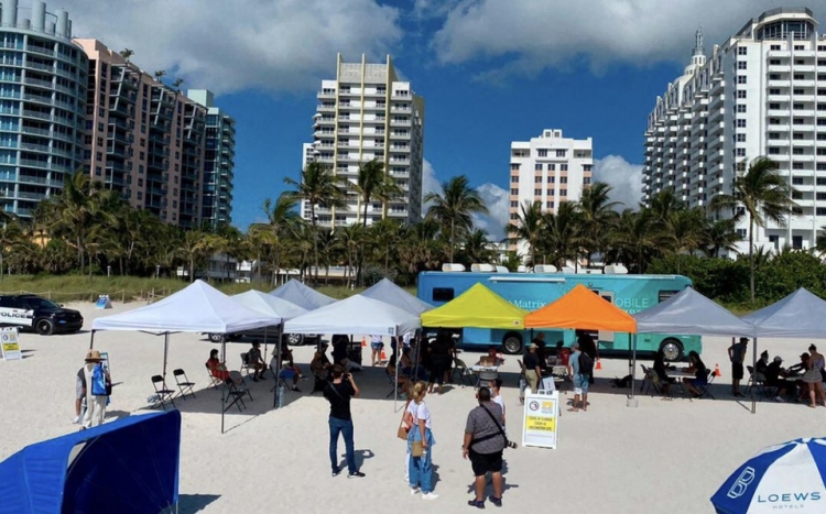 Miami Beach comienza vacunación contra covid-19 en las playas