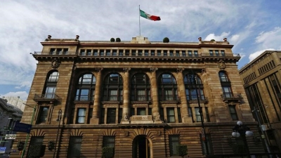 Banxico advierte economía en deterioro y salida de capitales