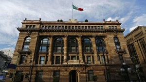 Banxico advierte econom&iacute;a en deterioro y salida de capitales