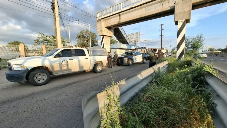 Asesinan a balazos a un joven en las escaleras del puente peatonal en El Diez