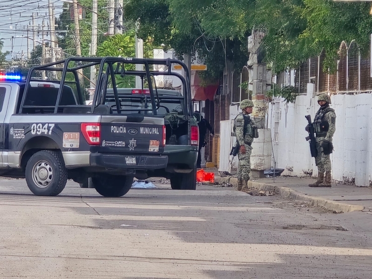 Enfrentamiento armado y persecuci&oacute;n entre polic&iacute;as y sicarios deja a un Agente herido de bala y a un pap&aacute; e hija lesionados por choque