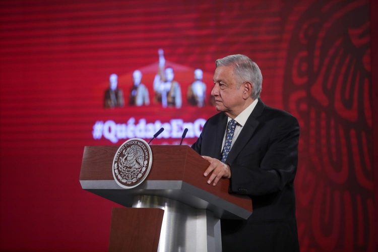 &ldquo;Son gajes del oficio&rdquo;, dice AMLO tras ser insultado en un avi&oacute;n