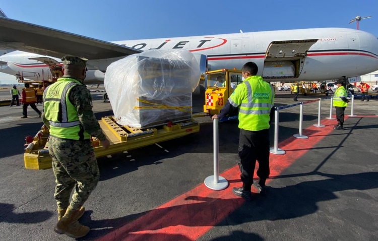 Llega a M&eacute;xico cargamento de 436 mil vacunas contra COVID-19