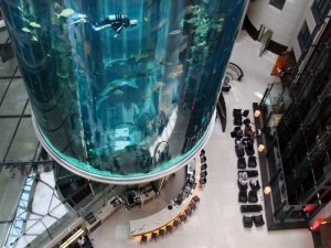 Revienta el acuario AquaDom dentro de hotel en Alemania y deja dos heridos