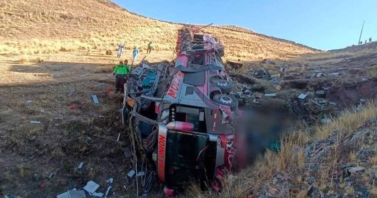Tragedia en Ayacucho, Perú: autobús cae a un abismo de 200 metros de profundidad; hay 25 muertos