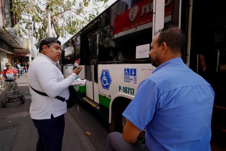 Realizan inspectores operativo de verificaci&oacute;n de unidades de transporte urbano, para mejorar el servicio