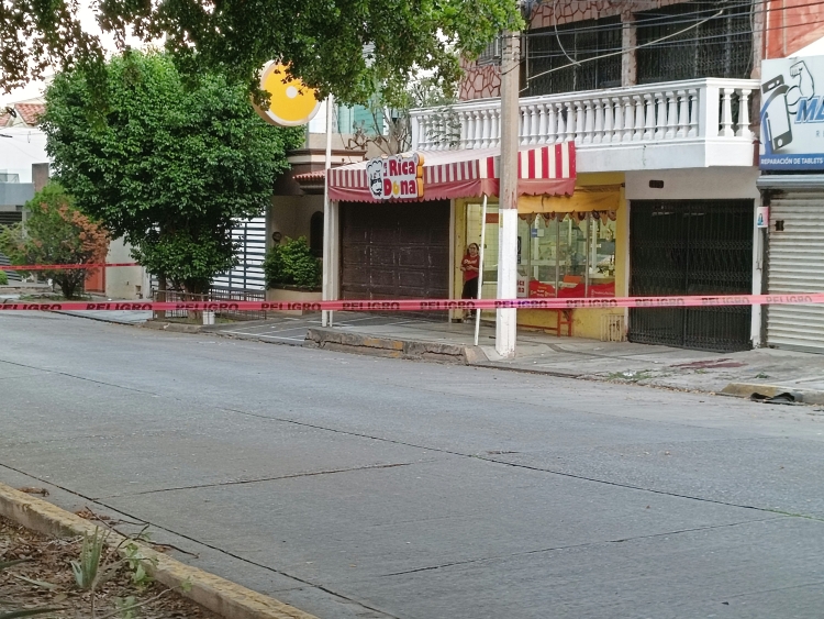 Balean a un menor de 15 a&ntilde;os afuera de un negocio de celulares en Culiac&aacute;n; hallan nueve casquillos