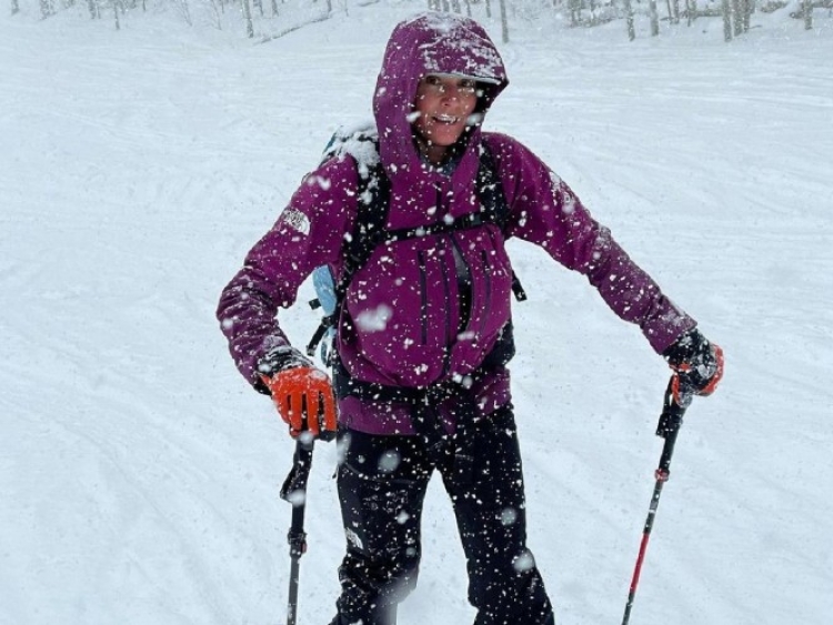 Hallan cuerpo de Hilaree Nelson, alpinista desaparecida en Himalaya
