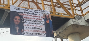 Amanece manta colgada en puente donde se acusa hostigamiento, acoso y persecuci&oacute;n laboral en el Issste