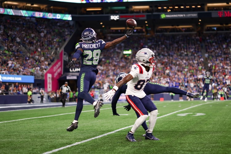 Seattle repite dosis a Patriotas y gana el kickoff 13-10 en el Lumen Field