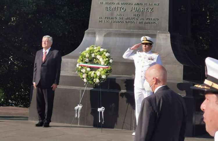 En visita a monumentos de Juárez y Lincoln en EU, López Obrador coloca ofrendas