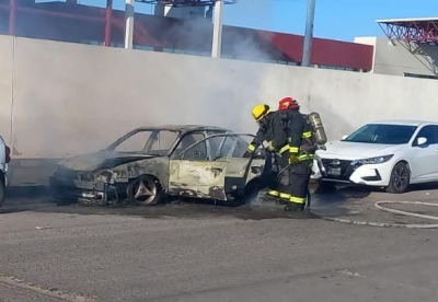 Sin personas lesionas, tras incendiarse un automóvil, frente al Hospital de la Mujer, en Culiacán