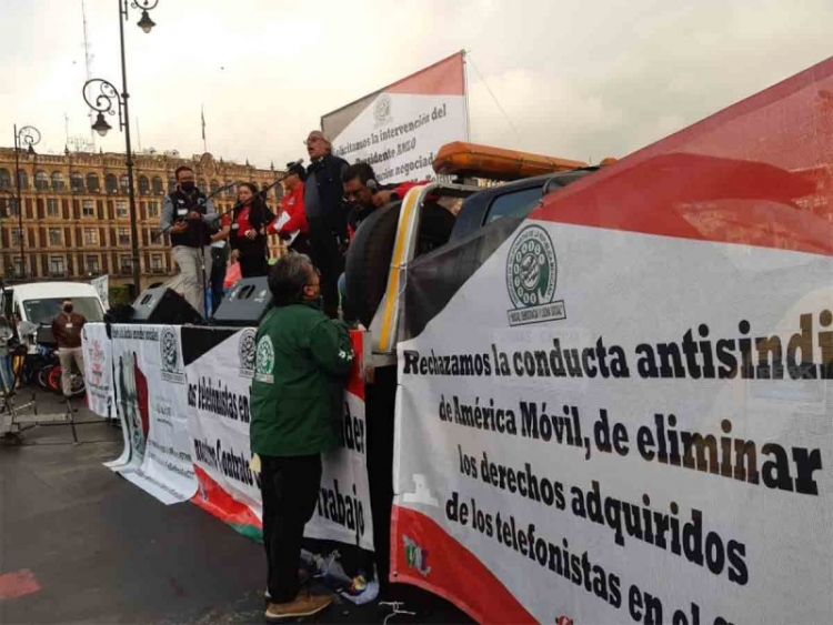 Telefonistas protestan en el Zócalo; amenazan con huelga la próxima semana
