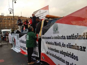 Telefonistas protestan en el Z&oacute;calo; amenazan con huelga la pr&oacute;xima semana