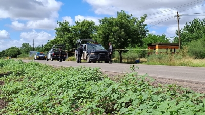 Localizan a un hombre 'encobijado' junto a la carretera La 20, en la Sindicatura de Costa Rica, en Culiac&aacute;n