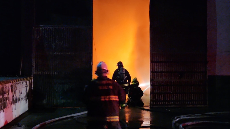 Las llamas acaban con un almacén en El Quemadito, Culiacán