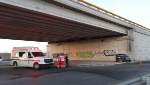 Fallece hombre cuando su autom&oacute;vil se impact&oacute; contra en muro en el bulevar La Costerita